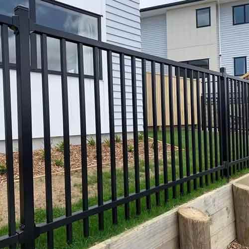 English Article: Steel Fences as Architectural Statements